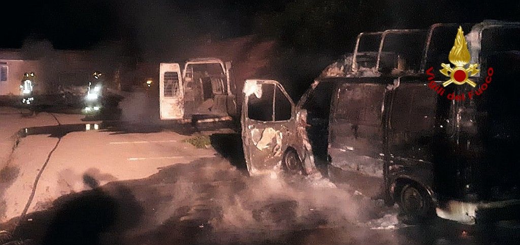 Fiamme nella notte a Dolianova, distrutti tre furgoni e un autocarro
