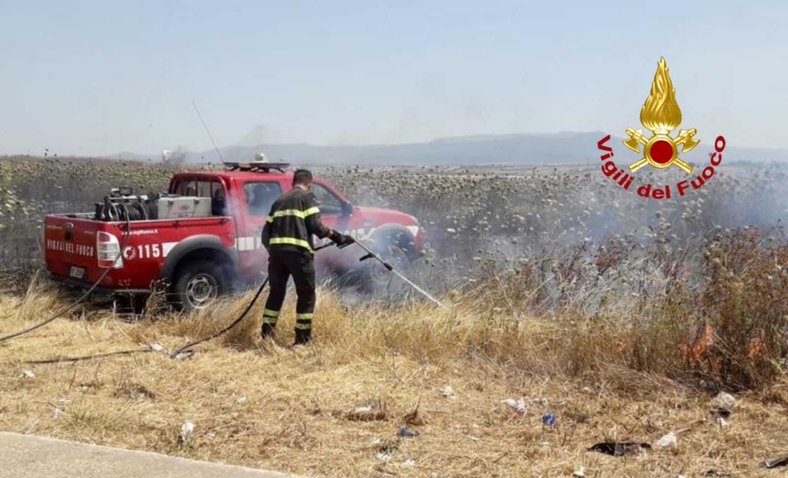 Maxi incendio in viale Monastir, ben 5 mezzi dei vigili del fuoco in azione: salvate le attività commerciali