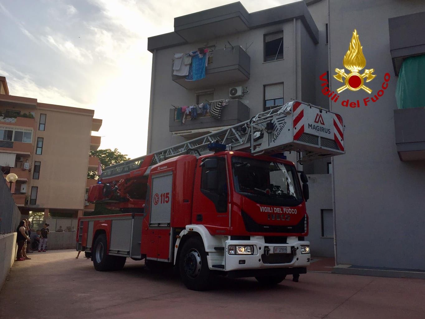 Paura a Mulinu Becciu, fiamme al terzo piano: evacuata una palazzina