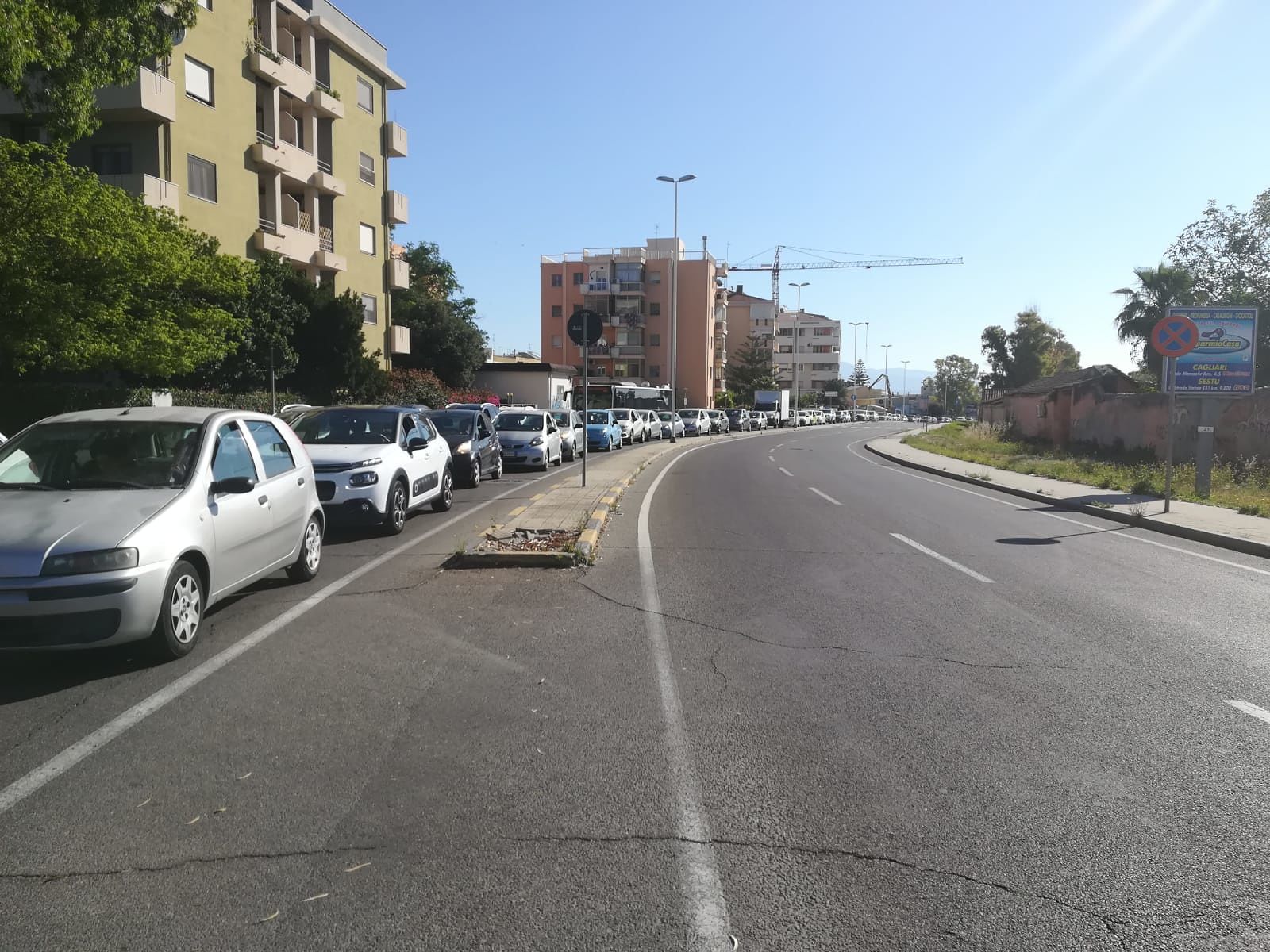 Code interminabili al semaforo di via Vesalio: “Poveri automobilisti in trappola”