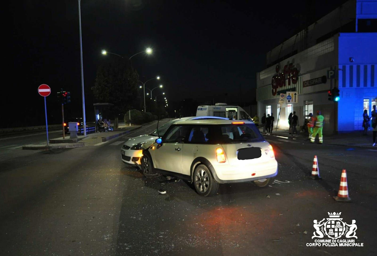 Cagliari, scontro tra auto al Poetto: feriti i due ragazzi alla guida e i passeggeri