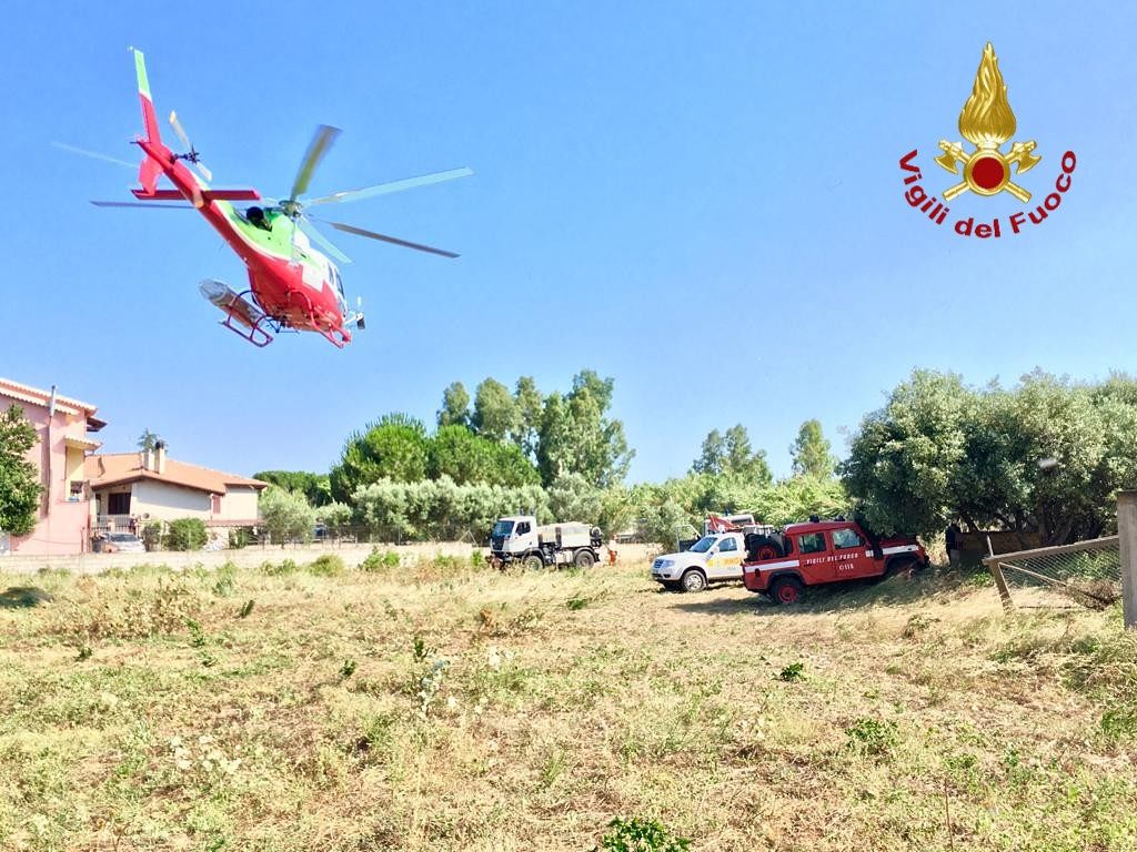 Fiamme a Villa San Pietro, incendio in un canneto: in azione vigili e barracelli