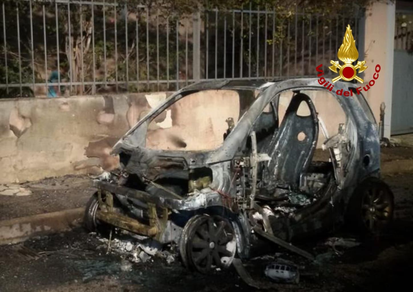 Smart in fiamme a Monserrato, danneggiata la facciata di una palazzina
