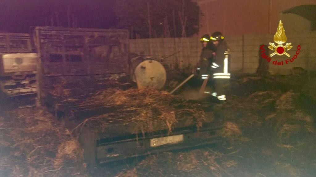 Nurri, in fiamme due automezzi e cento balle di foraggio: evacuate alcune abitazioni