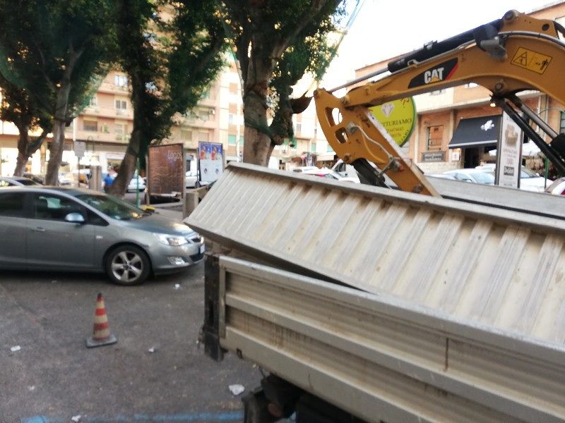 Cagliari, arrivano le isole ecologiche a San Benedetto: automobilisti beffati dai cartelli di divieto
