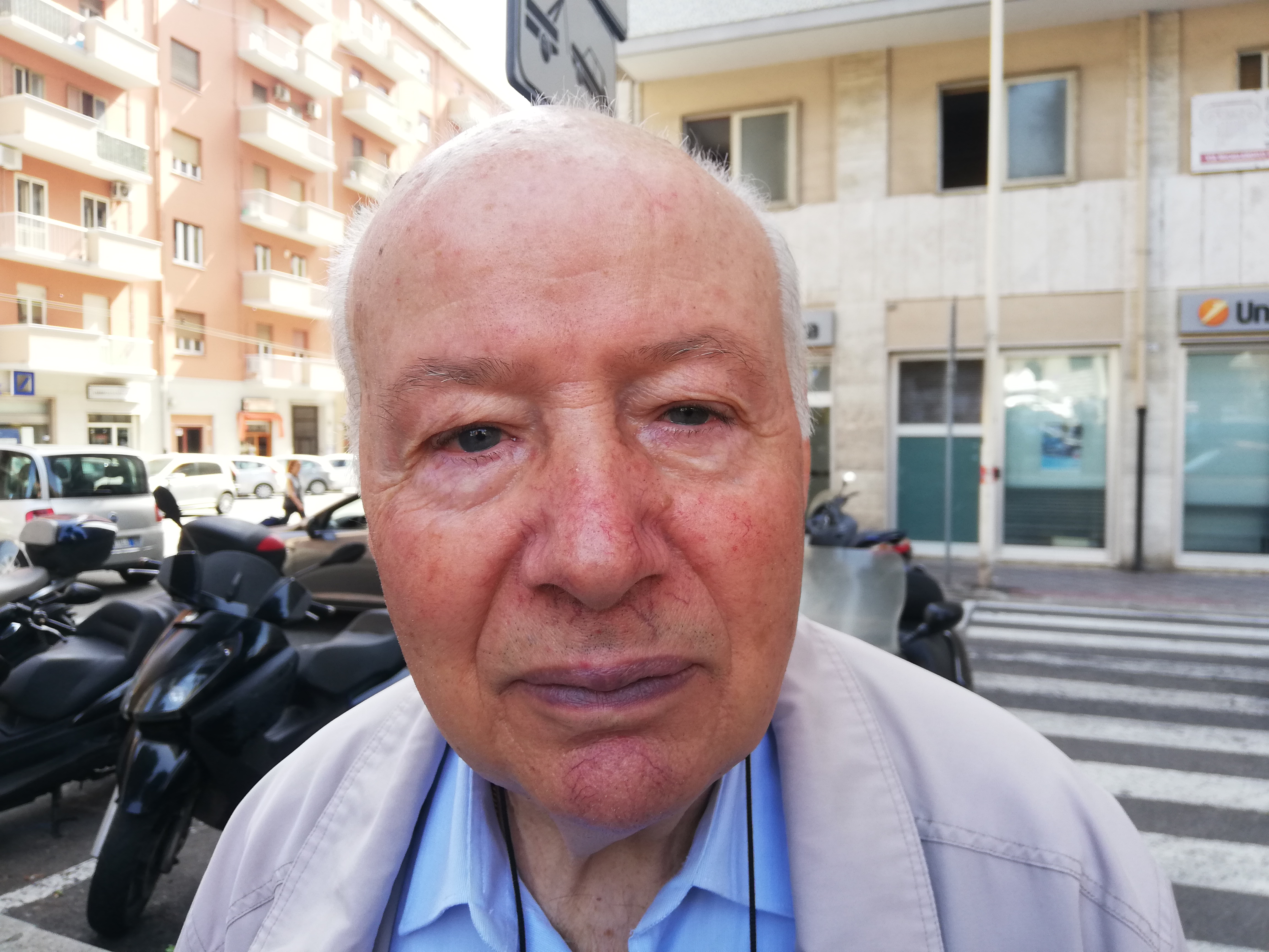 Giuseppe, 80enne di Cagliari: “Le buste per mastelli costano troppo, il Comune deve regalarle”