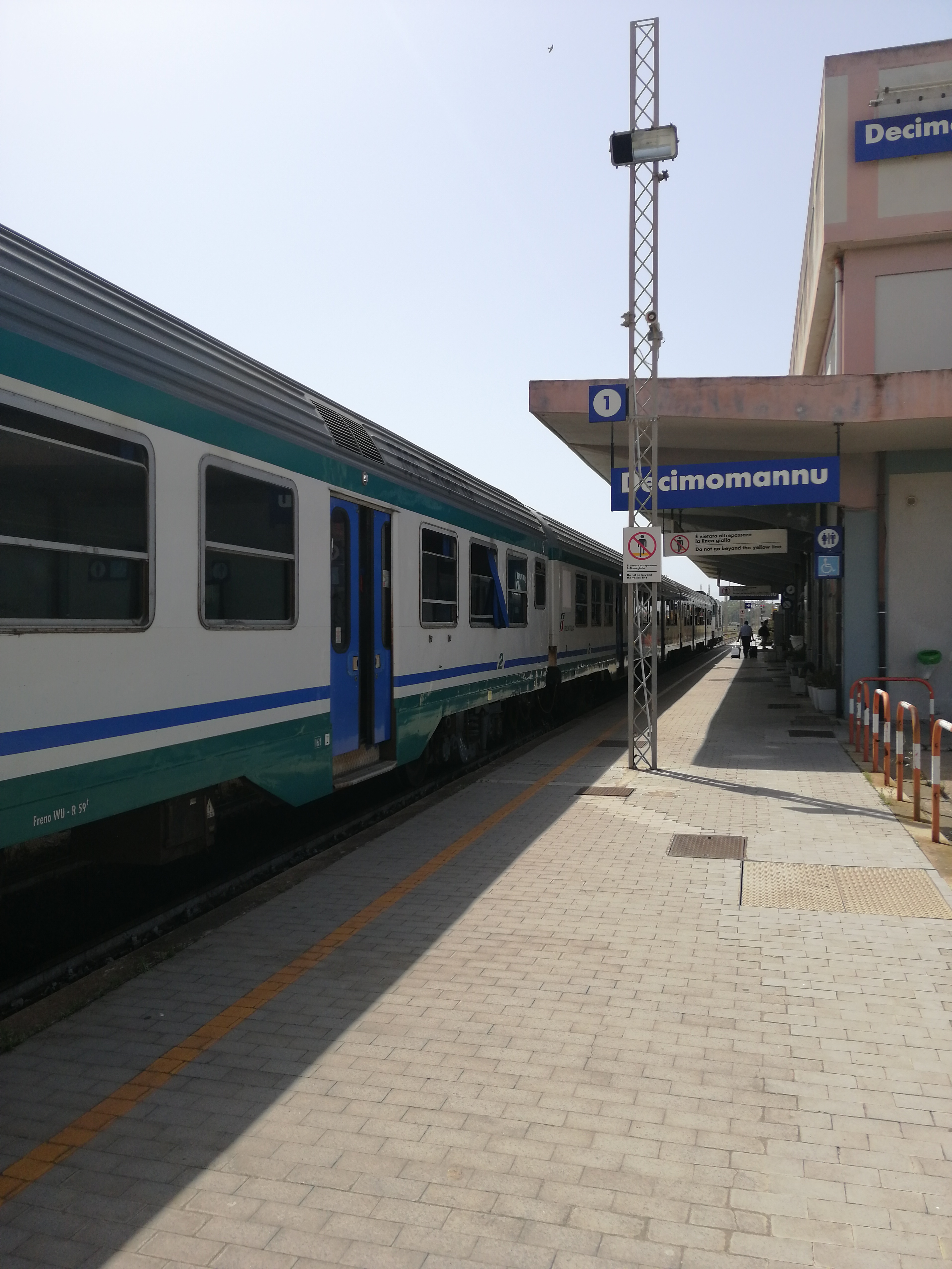 Incendio tra Elmas e Decimomannu, treni bloccati: scatta l’allarme nelle stazioni