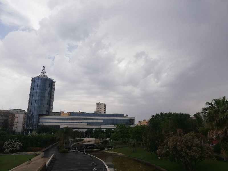 Tempo pazzo su Cagliari, tuoni e pioggia ma ci sono 25 gradi