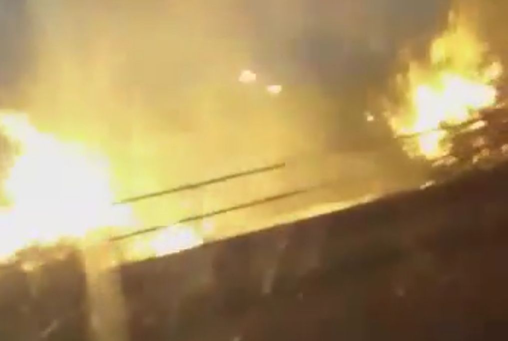 Paura a Cagliari, incendio vicino al ponte di via Po: le fiamme sfiorano le auto