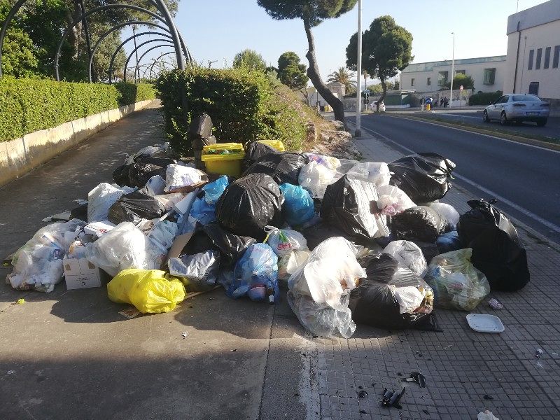 Cagliari, sos rifiuti a Sant’Elia: cumuli di spazzatura “sfregiano” anche il Vecchio Borgo