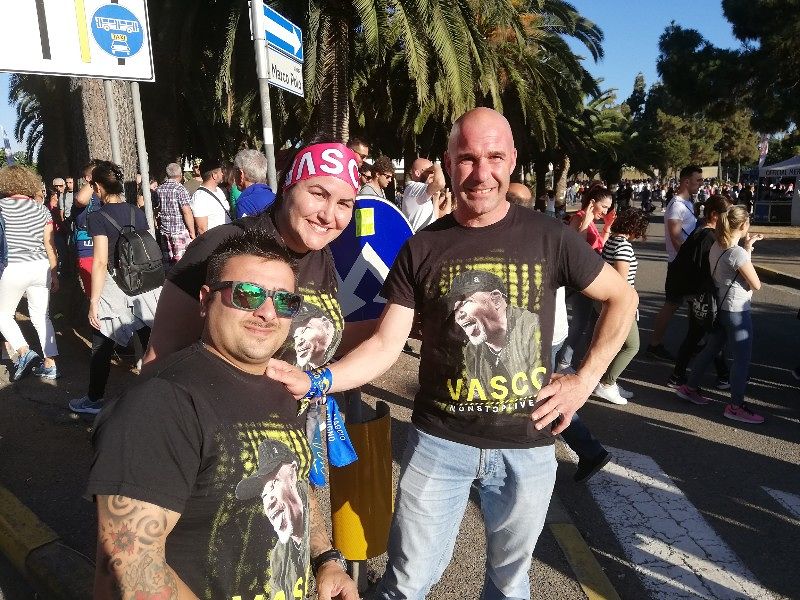 Cagliari impazzisce per Vasco Rossi, maxi bolgia alla Fiera: “In fila sotto il sole per il nostro mito”