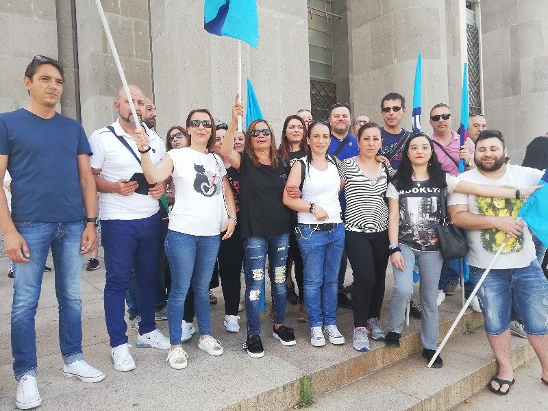 Cagliari, le lacrime degli ex lavoratori del Bingo Palace: “Da 6 mesi siamo ‘fantasmi’ senza un euro”