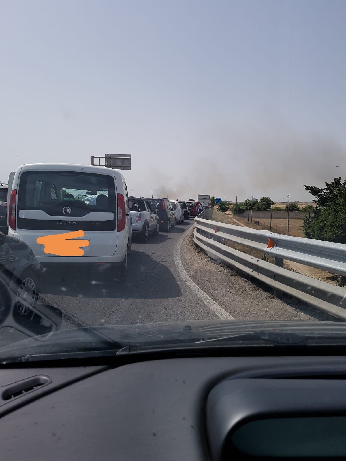 Cagliari, colonne di auto ferme nell’ingorgo per l’incendio: “Siamo tutti bloccati sulla 131 dir”