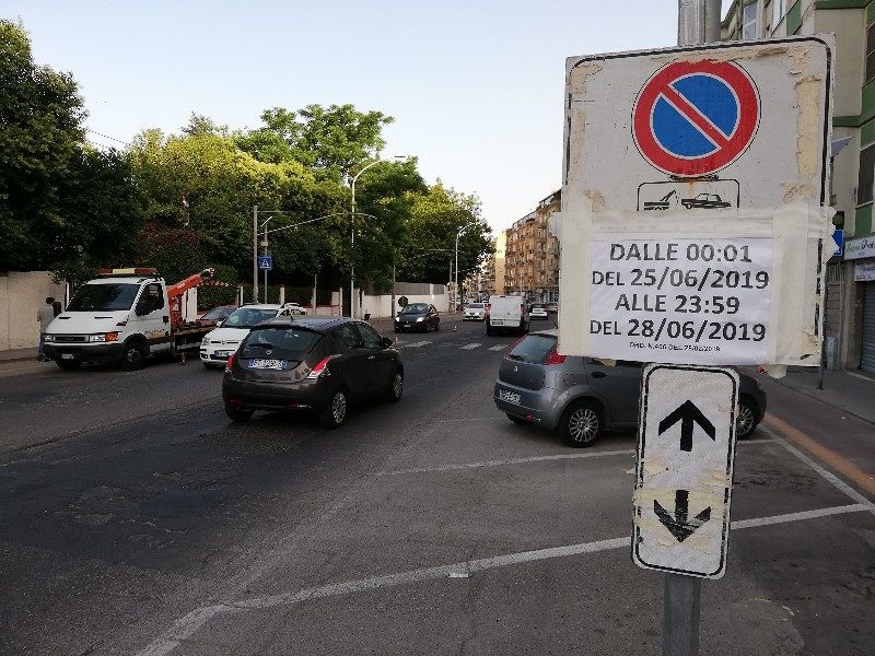 Cagliari, operai in azione in via Is Mirrionis: strada sbarrata a metà e traffico a rilento