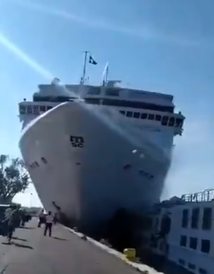 Nave da crociera sperona un battello a Venezia: ci sono feriti – VIDEO