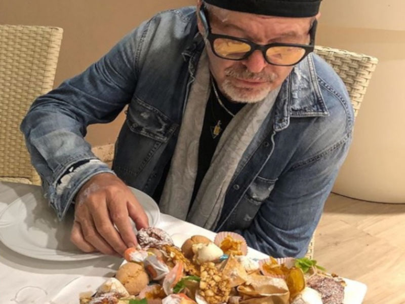 Vasco Rossi saluta Cagliari e la Sardegna mangiando pardule e amaretti: “Ecco la vostra… dolcezza”