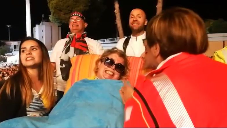 La vittoria di Laura Floris, la fan di Vasco con la sclerosi multipla canta e sorride al concerto di Cagliari