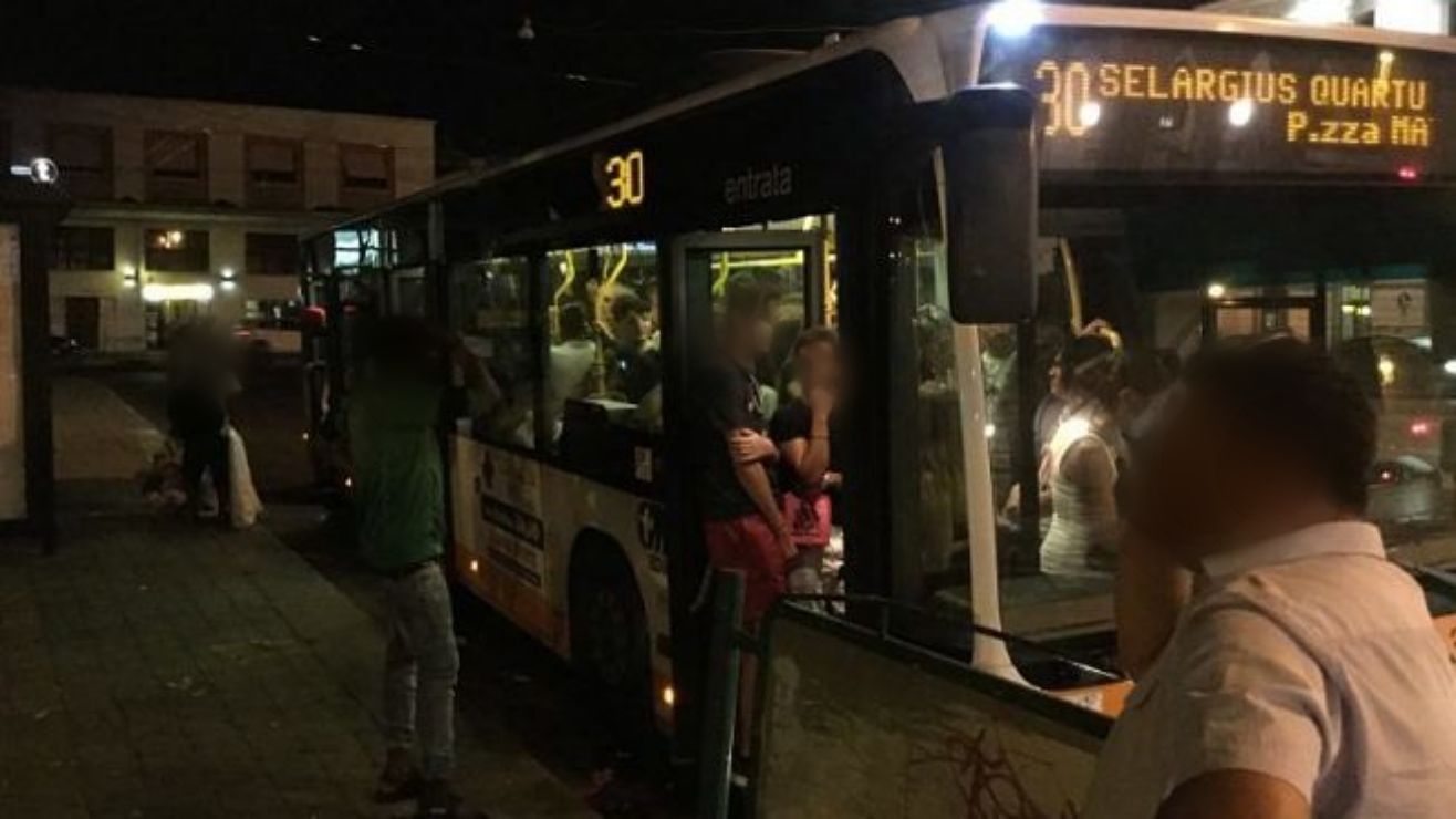 Cagliari, choc a bordo del pullman: due ragazzine molestate da un uomo