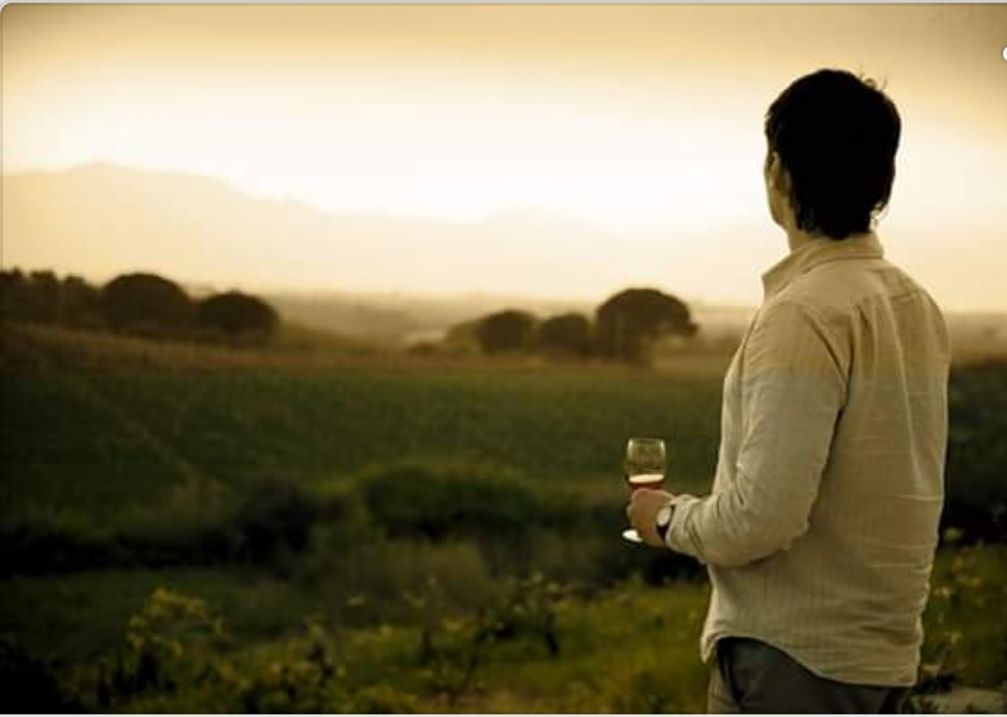 A Villasor si dà il benvenuto all’estate sorseggiando un calice di vino