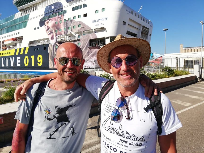 Simone e Nicola, da Belluno a Cagliari per Vasco Rossi: “Città sporca, dove sono i cestini per rifiuti?”