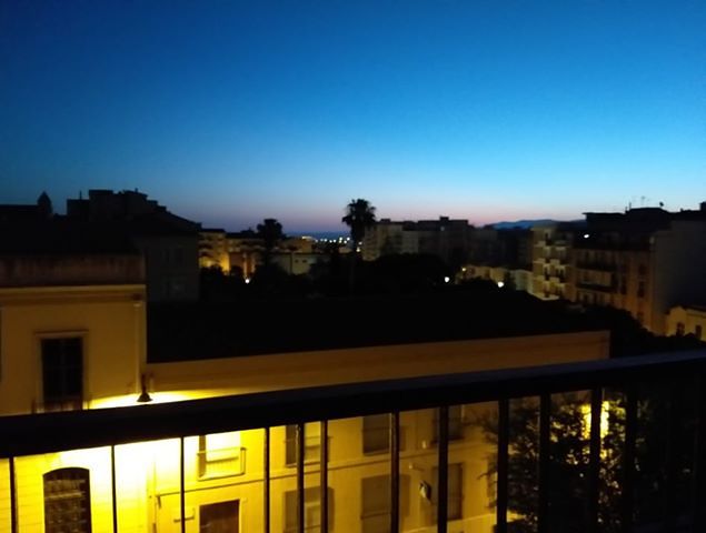 Un sorriso di gioia all’alba cagliaritana, la ragazza e il ragazzo “stanco” che piange in strada