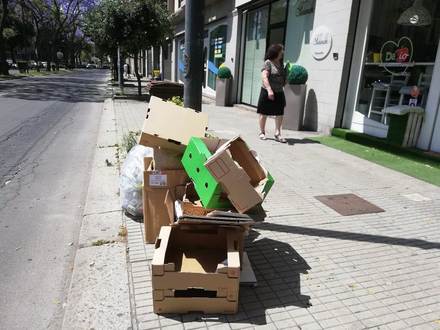 Cagliari, commercianti “ostaggi” dei rifiuti in via Dante: “Nessun ritiro da due settimane, i mastelli sono stracolmi”