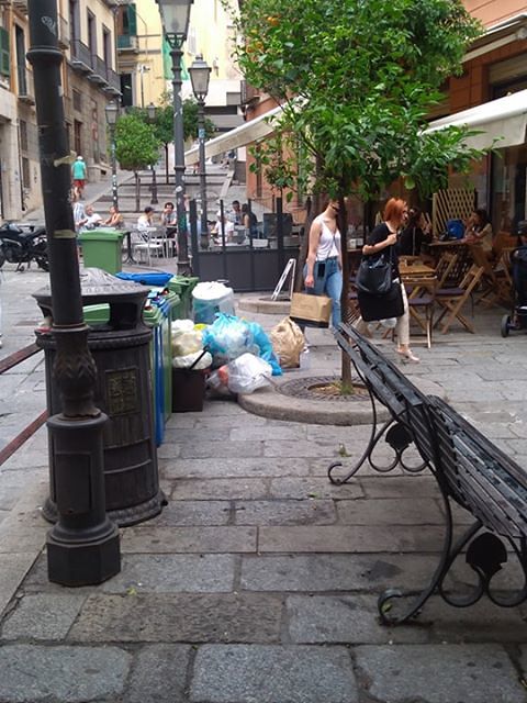 “Cagliari, bevenuti all’AperiAliga in centro: i turisti fotografano i cumuli di rifiuti…”