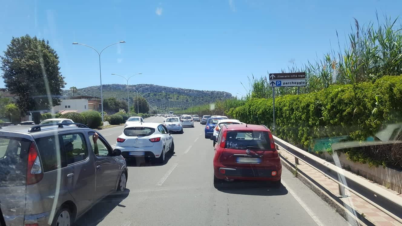 Traffico ko a Cagliari per il concerto di Vasco, auto a passo d’uomo in viale Poetto