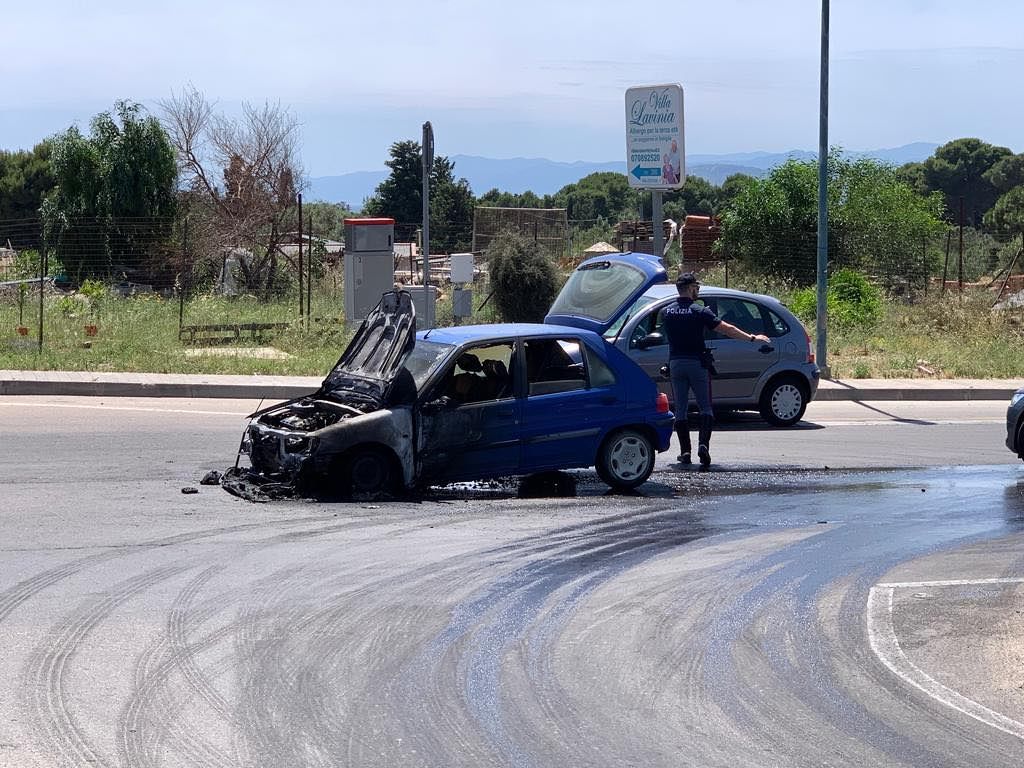 L’auto che va a fuoco a Is Pardinas, fiamme e paura per la donna alla guida a Flumini