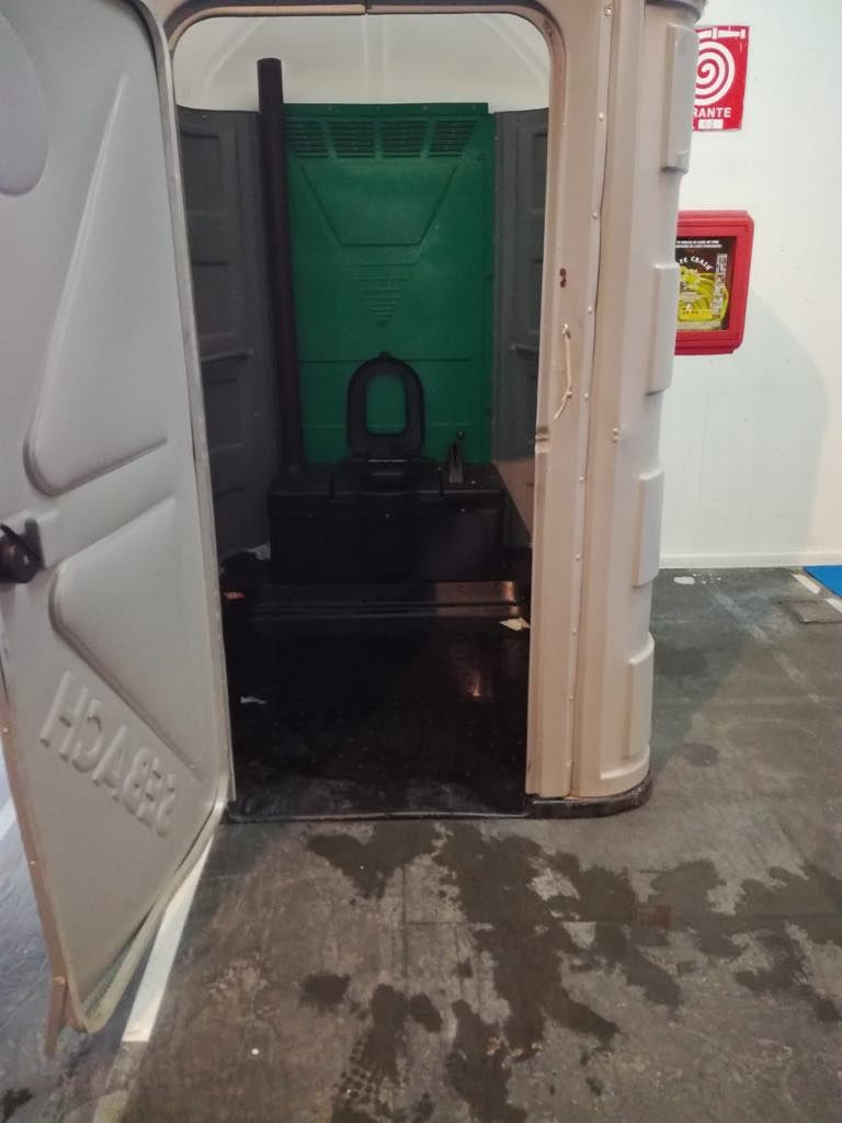 “Concerto di Vasco a Cagliari, disabili costretti a entrare in bagno con un cm di liquami maleodoranti”