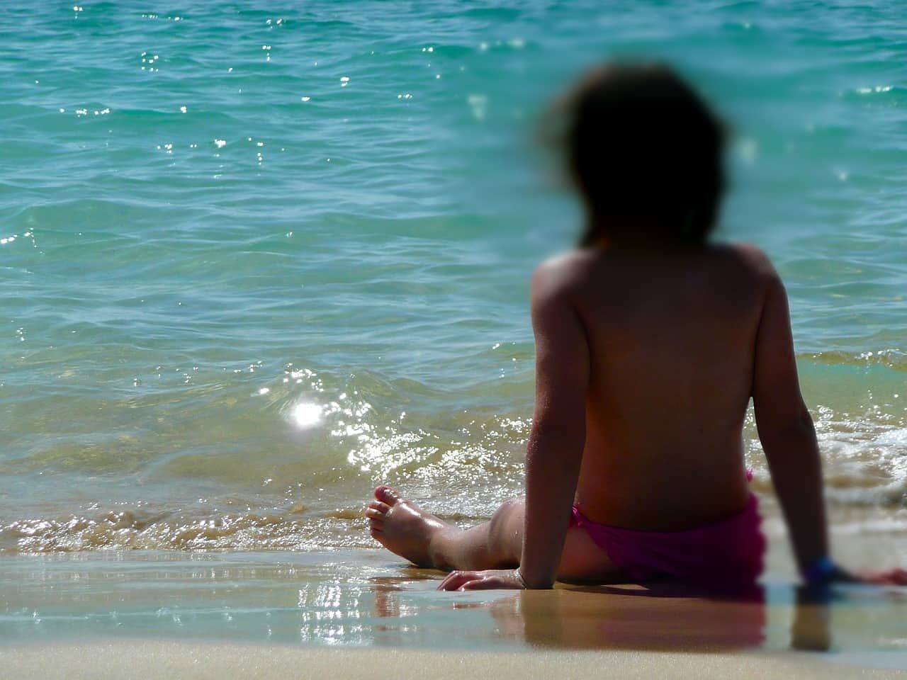 Quartu, scatta foto ai bimbi nudi in spiaggia: anziano fermato dalla polizia