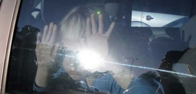 Drammi d’estate: bimbo di 4 anni chiuso in auto a 40 gradi, denunciati i genitori