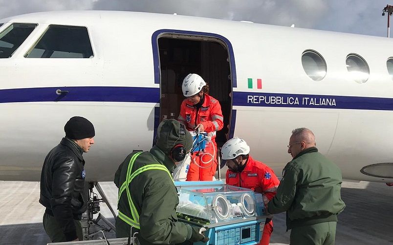 Cagliari, bimbo di 40 giorni gravissimo: volo-salvezza a Roma su un Falcon militare