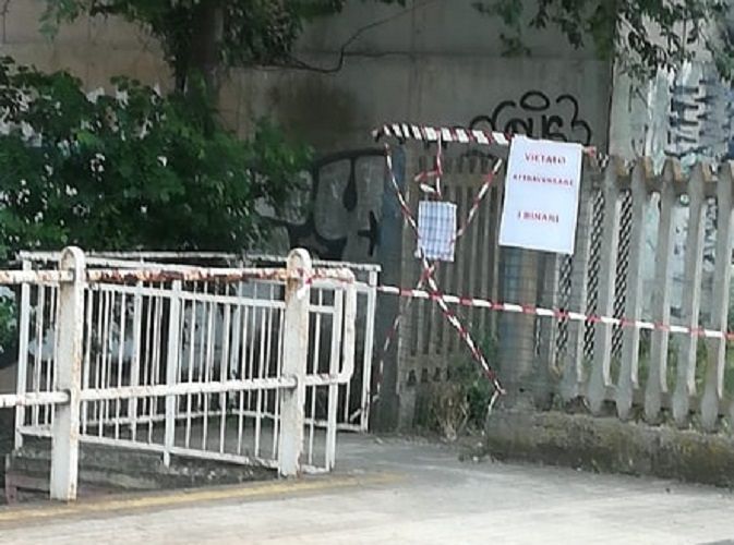 Uta, chiude il passaggio sui binari: “Costretti a passare dalla strada extraurbana e a rischiare la vita”