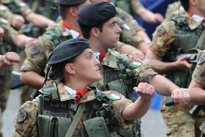 Ubriaco molesta i passanti e minaccia i carabinieri con una bottiglia: romeno arrestato dalla Brigata Sassari