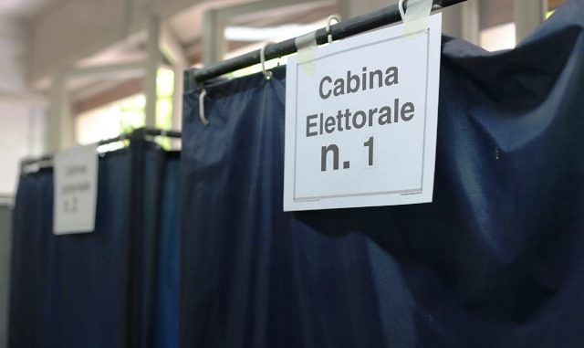 Cagliari, fotografa la scheda elettorale dentro il seggio: denunciato