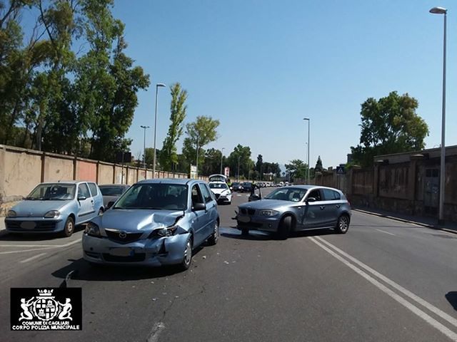 La “folle” inversione di una Bmw in via Cadello provoca il crash: traffico nel caos