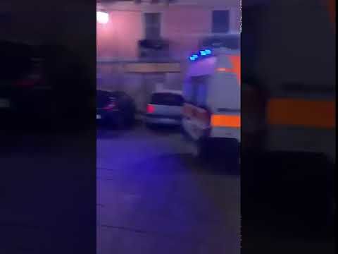 Cagliari, in via Azuni ambulanza bloccata dalle auto: “Qui rischiamo la salute” (VIDEO)