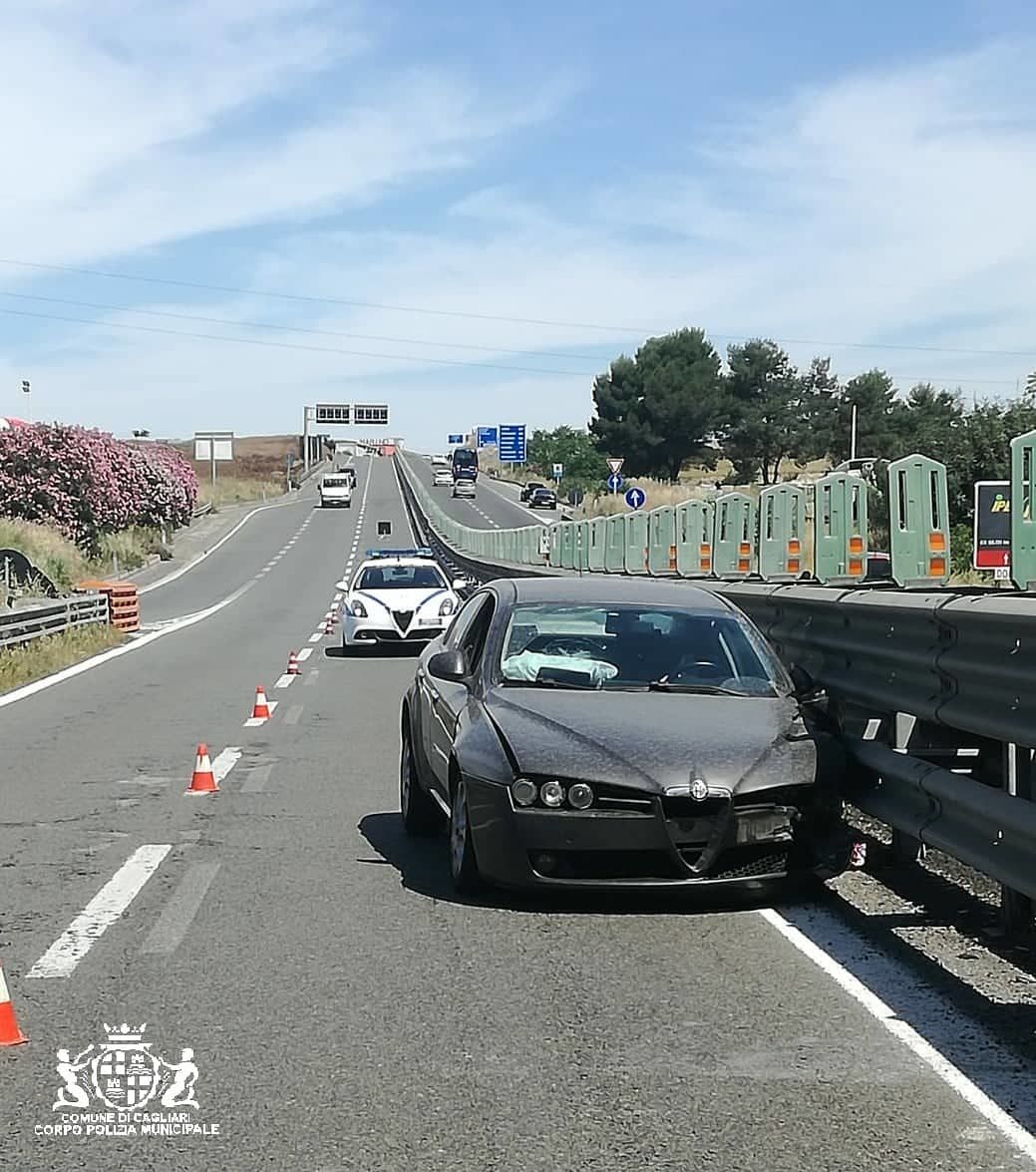 Cagliari, perde il controllo dell’auto sulla 131 e va sbattere sul guard rail: ferito un giovane di Sestu