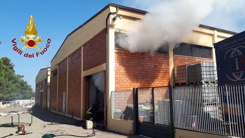 Sestu, va in fiamma un capannone a Sa Cantonera: fuoco nel deposito degli olii esausti