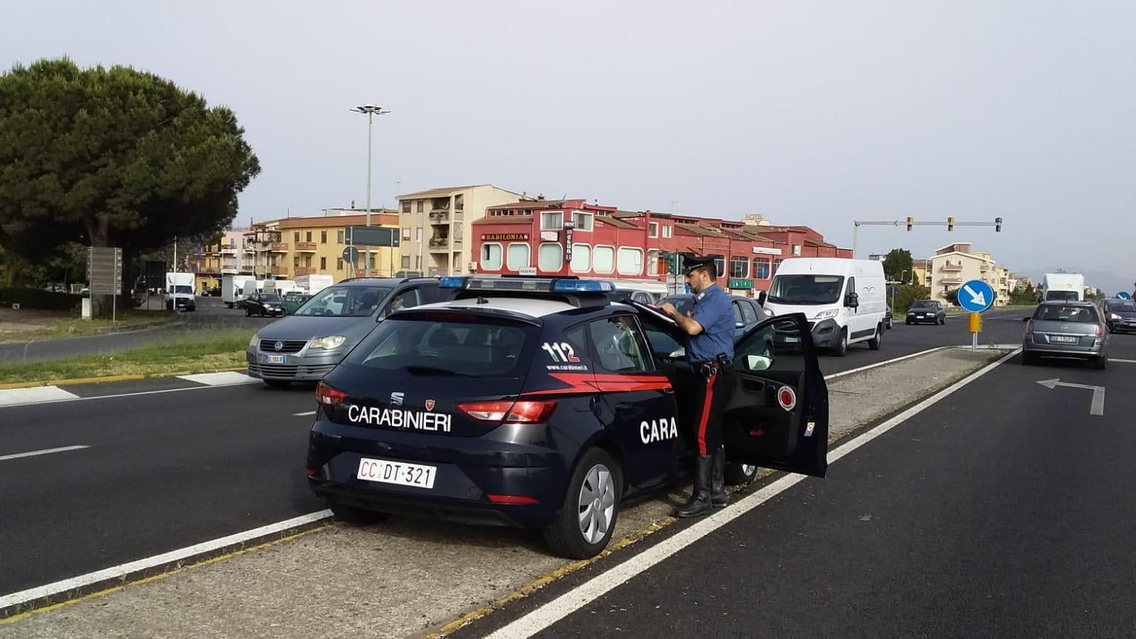 Viaggiano sulla Ss 130 con un chilo di marijuana dentro l’auto, arrestati due giovani di Carbonia