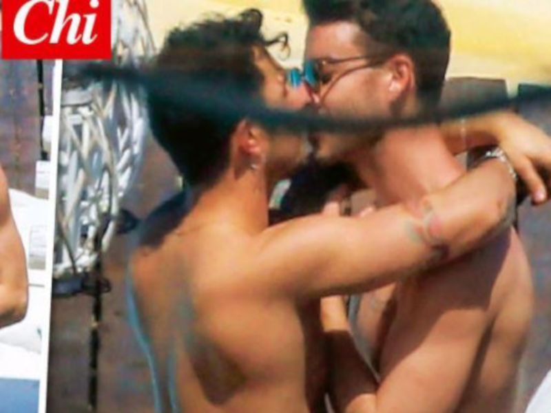 Marco Carta in Grecia con il fidanzato, baci e coccole per dimenticare lo scandalo delle magliette