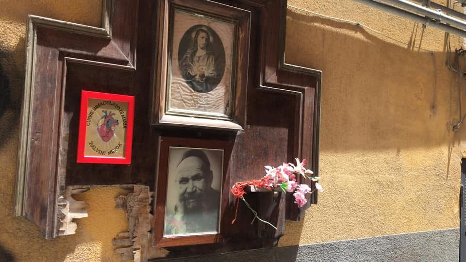 Cagliari, l’angolo delle immagini religiose a Stampace deturpato dal quadretto “Salvini m….”