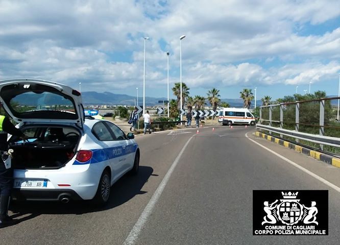 Poetto, gravissimo un motociclista dopo la carambola sulla rotatoria: colpisce il guard rail e si schianta contro una Citroen