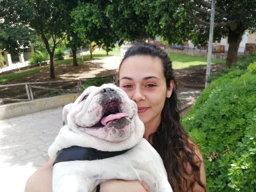 Claudia di Cagliari: “Tutti i cani vogliono fare il bagno al Poetto, sono più civili di tanti uomini”