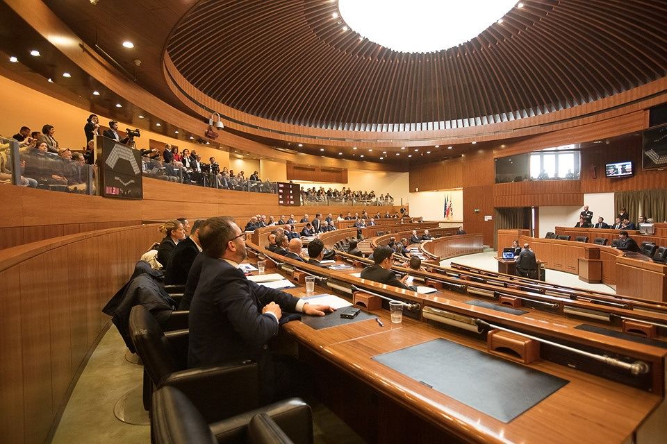 Sardegna, in Consiglio regionale arriva la proposta di legge su vitalizi e pensioni: ok da quasi tutti i partiti