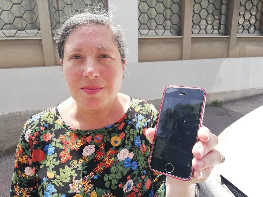 Cagliari, caos mastelli in via Tigellio: “Marciapiede invaso e il Comune non ci fa usare le mini isole ecologiche”