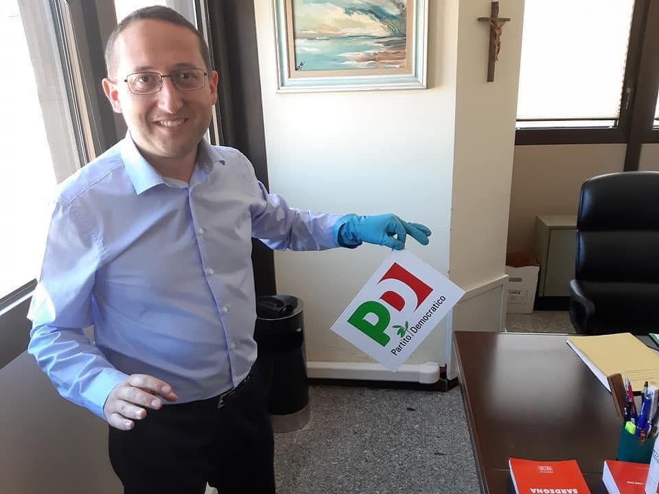 “Una bella pulizia”, e prende il simbolo del Pd utilizzando i guanti: foto choc del leghista Giagoni