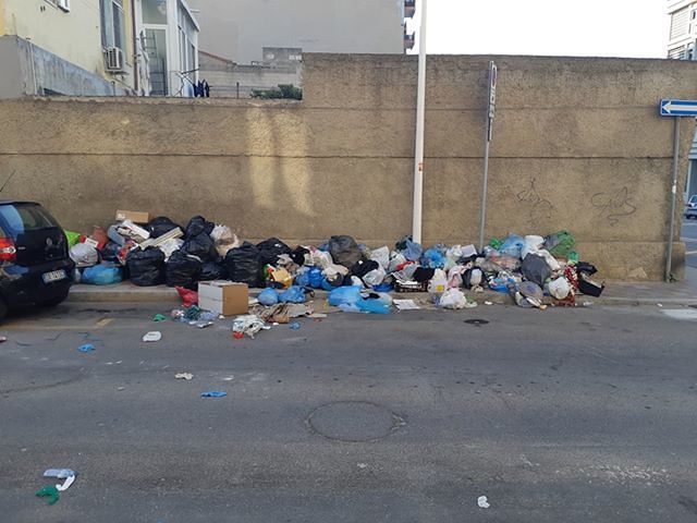 Cagliari, la differenziata degli incivili: “Ecco le discariche che stanno deturpando la nostra città sempre più sporca”