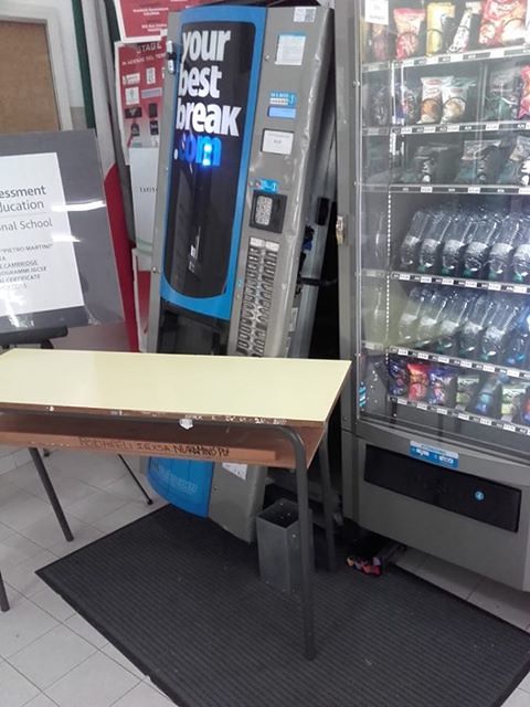 Cagliari, i vandali delle scuole che distruggono i distributori automatici: “Basta, siamo in ginocchio”